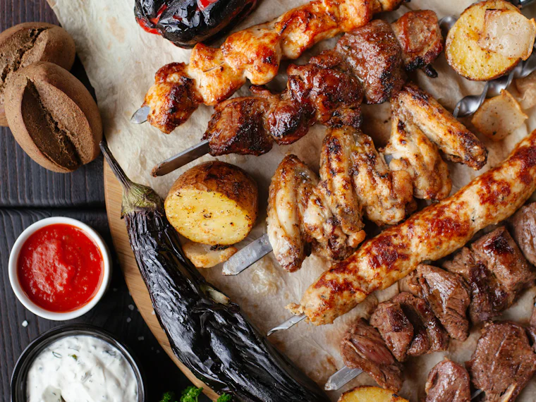 Мангал-ассорти из мяса и овощей на углях
